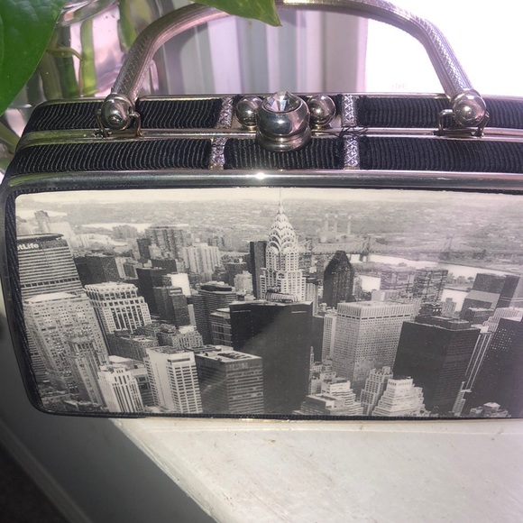 Cute, unique purse with a New York City skyline - Picture 3 of 6